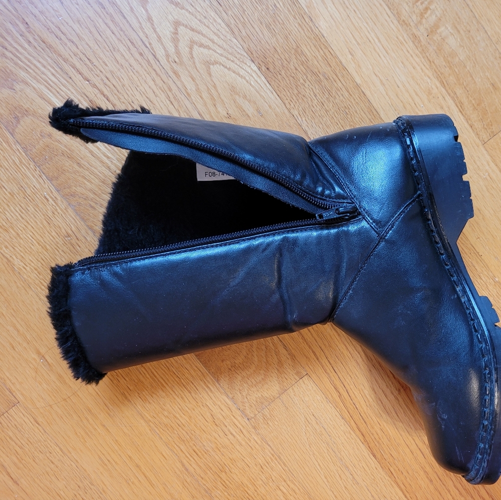 💚 Winter black faux leather fur lined, zippered boot size 7.